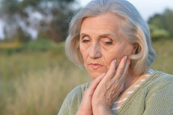 Triste Mayor Hermosa Mujer Parque — Foto de Stock