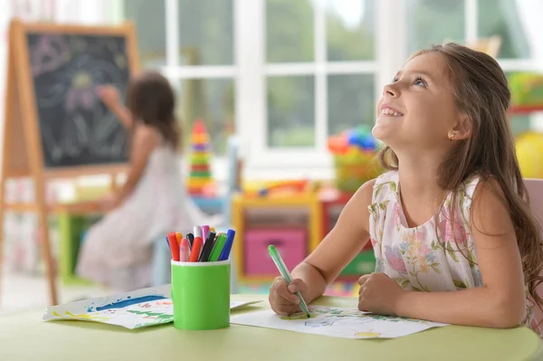 Nettes Kleines Mädchen Zeichnet Hause Mit Bleistiften — Stockfoto