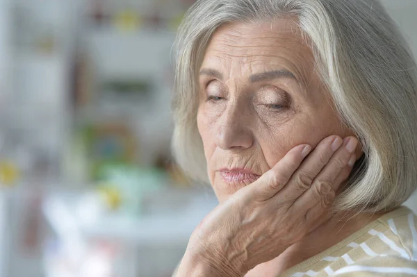 Porträt Einer Traurigen Kranken Seniorin — Stockfoto