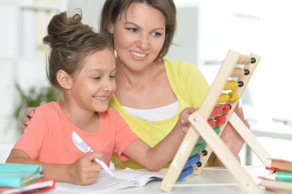 Matka Učí Svou Dceru Používat Abacus Uvnitř — Stock fotografie