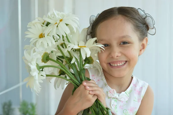 Retrato Uma Menina Bonita Casa Com Camomilas — Fotografia de Stock