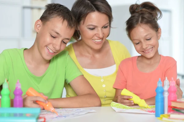 Sorridente Madre Fratello Sorella Che Disegnano Insieme — Foto Stock