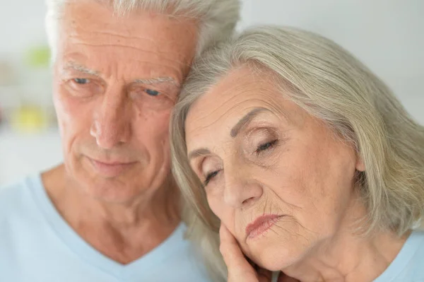 Ritratto Coppia Anziana Triste Posa Casa — Foto Stock