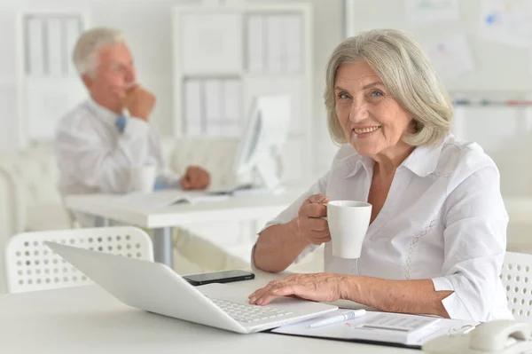 Senior Kvinna Som Arbetar Kontor Med Bärbar Dator — Stockfoto