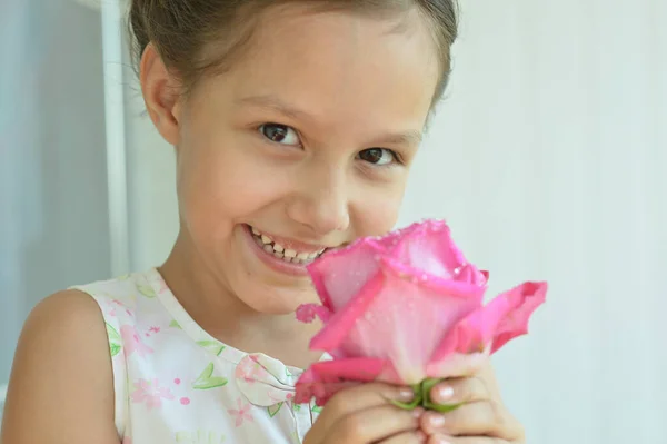 Retrato Una Linda Niña Casa Con Rosa — Foto de Stock