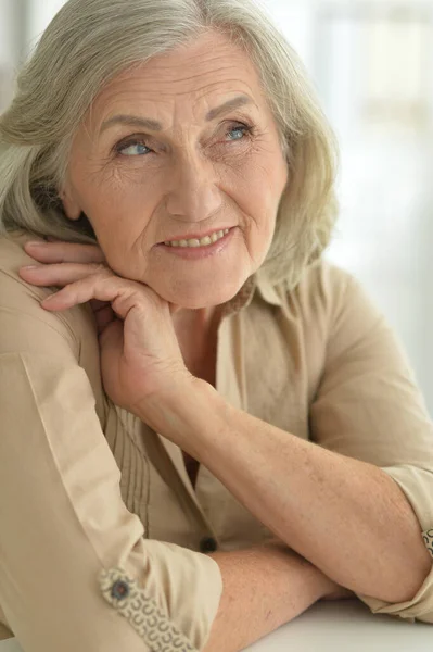 Schöne Seniorin Posiert Hause — Stockfoto