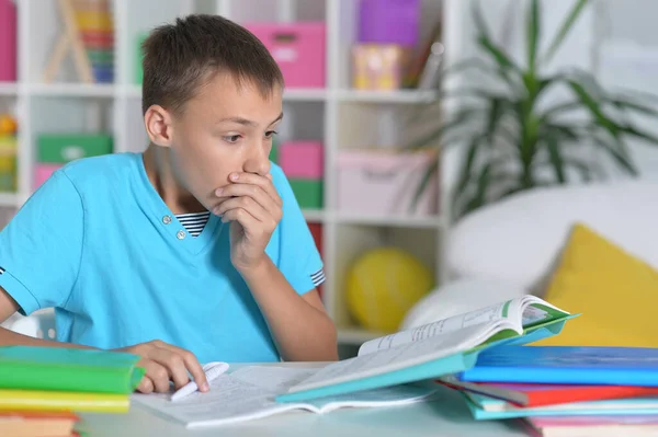 Confuso Ragazzo Facendo Compiti Casa — Foto Stock