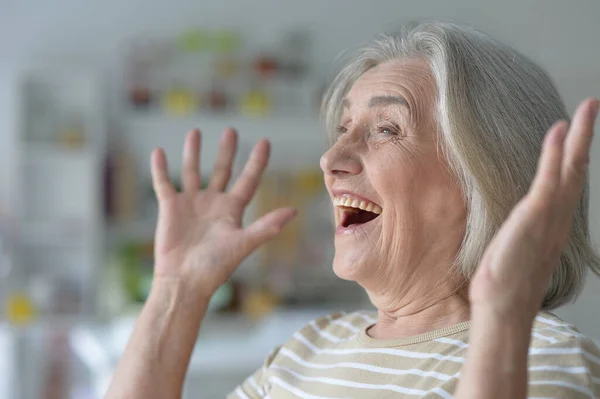 Vacker Äldre Kvinna Poserar Hemma — Stockfoto