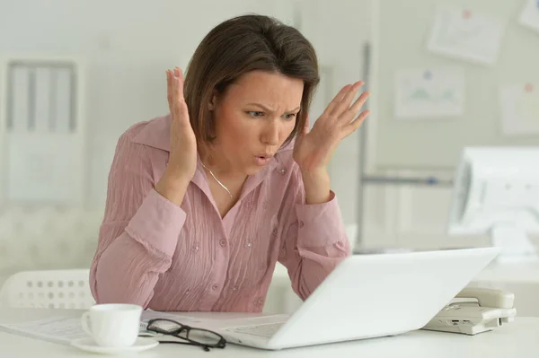 Jonge Gestresste Vrouw Met Laptop — Stockfoto