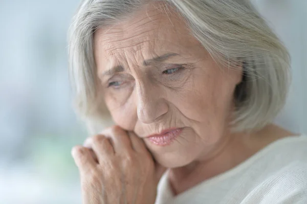 Zamknij Portret Smutnej Starszej Kobiety Bólem Głowy — Zdjęcie stockowe
