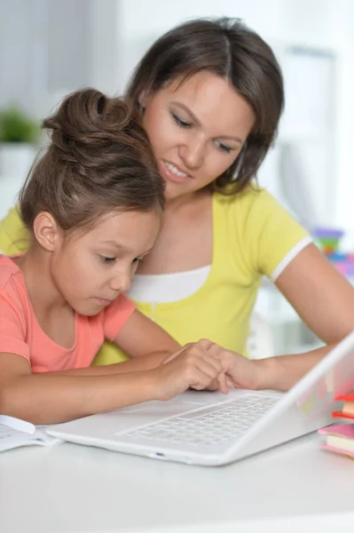 Sonriente Madre Hija Haciendo Tarea Con Ayuda Computadora Portátil Juntos — Foto de Stock