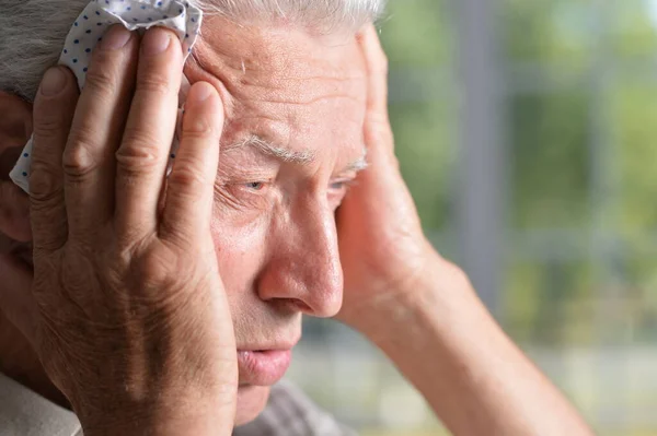 Porträt Eines Traurigen Kranken Seniors Mit Kopfschmerzen — Stockfoto