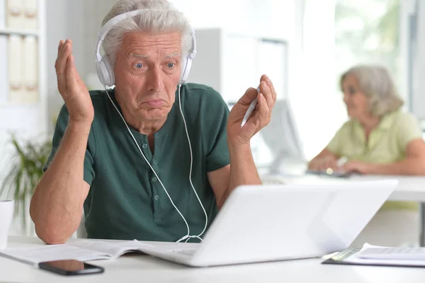Zdezorientowany Starszy Człowiek Pomocą Laptopa Biurze — Zdjęcie stockowe