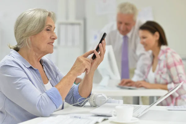 Senior Woman Smartphone Office — Stockfoto