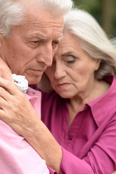 Portret Smutnej Pary Seniorów Parku — Zdjęcie stockowe