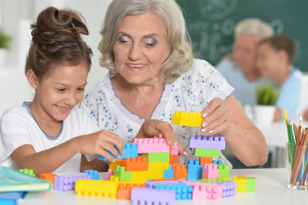 Милая Девушка Бабушка Играют Красочными Пластиковыми Блоками — стоковое фото