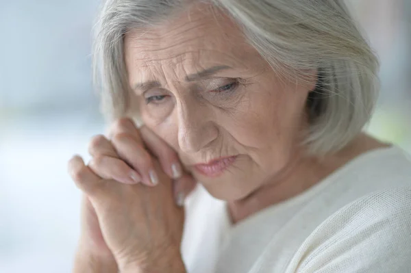 Nahaufnahme Porträt Einer Traurigen Seniorin Mit Kopfschmerzen — Stockfoto