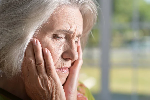 Närbild Porträtt Ledsen Senior Kvinna Med Huvudvärk — Stockfoto