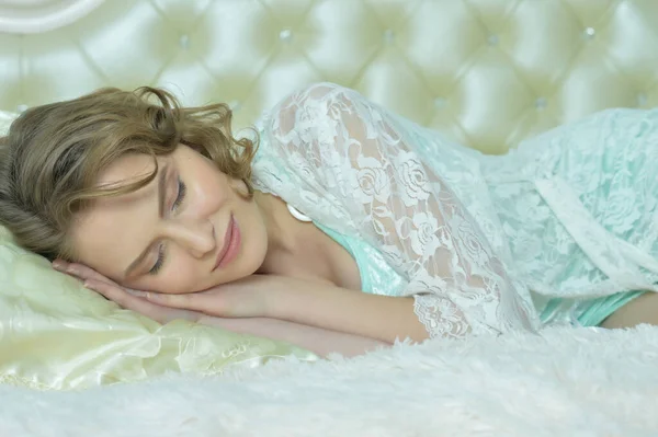 Mooie Jonge Vrouw Slapen Zacht Bed Ochtend — Stockfoto