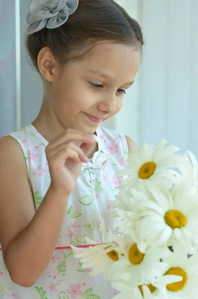 Portrait Cute Little Girl Home Chamomiles — Stock Photo, Image