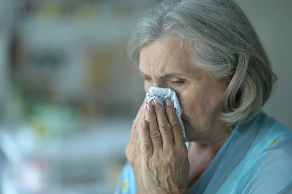 Nahaufnahme Porträt Einer Kranken Seniorin — Stockfoto