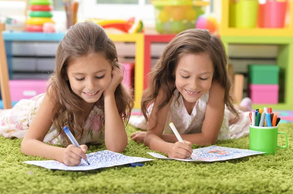 Duas Meninas Bonitos Desenho Com Lápis — Fotografia de Stock