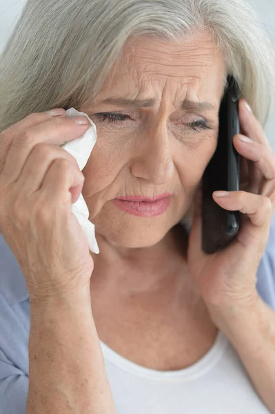 Smutna Seniorka Rozmawiająca Przez Telefon — Zdjęcie stockowe