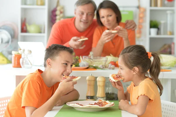 Lycklig Familj Äter Pizza Tillsammans — Stockfoto