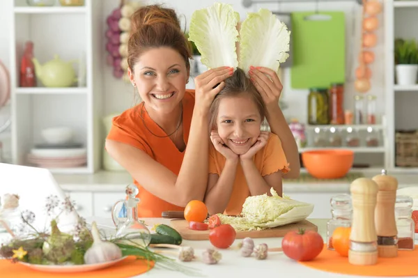 Mädchen Mit Mutter Kocht Gemeinsam Küchentisch — Stockfoto