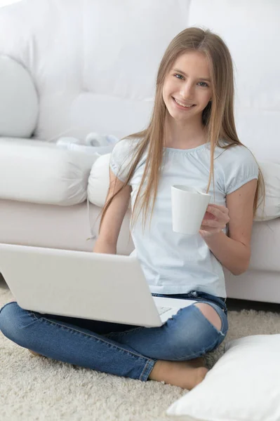 Aranyos Lány Csésze Segítségével Laptop Otthon — Stock Fotó