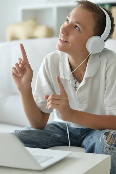 Jongen Met Moderne Laptop Thuis — Stockfoto