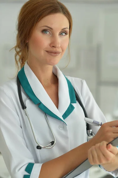 Portrait Smiling Female Doctor Showing Clipboard Hospital — Stock Photo, Image