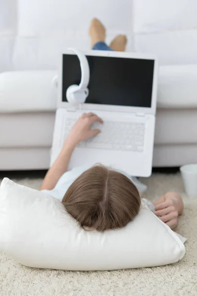 Cute Girl Using Laptop While Lying Home — Stock Photo, Image