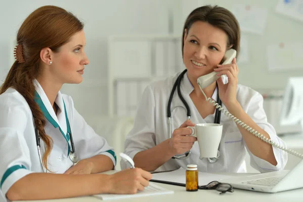 Vrouwelijke Artsen Die Het Ziekenhuis Werken — Stockfoto
