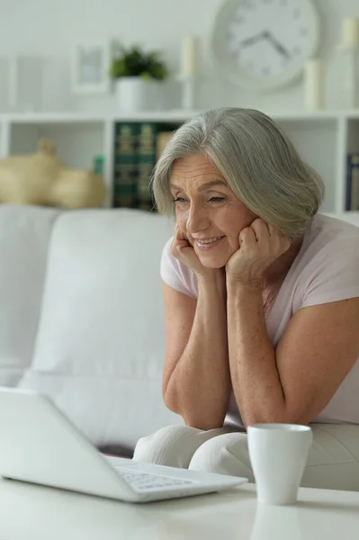 Senior Kvinna Som Använder Laptop Hemma — Stockfoto