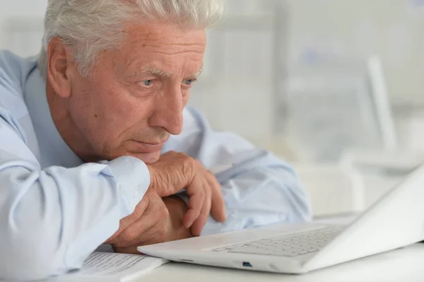 Senior Man Die Thuis Aan Laptop Werkt — Stockfoto