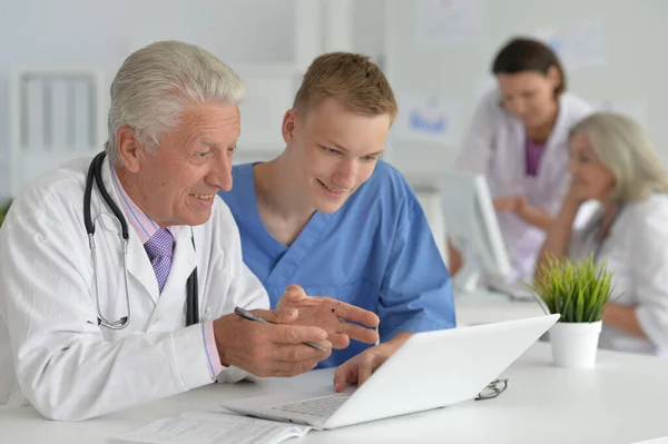 Berufliche Ärzte Krankenhaus — Stockfoto