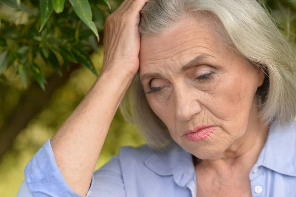 Triste Senior Belle Femme Dans Parc — Photo