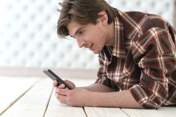 Guapo Joven Con Teléfono Inteligente Estudio —  Fotos de Stock