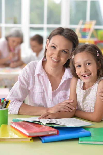 Mutter Und Ihre Tochter Machen Hausaufgaben — Stockfoto