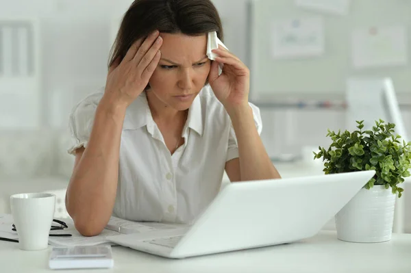 Junge Frau Mit Kopfschmerzen Büro — Stockfoto