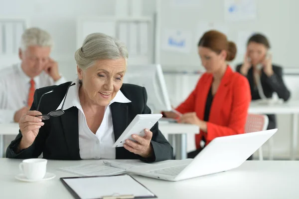 Retrato Mujer Negocios Con Una Calculadora Oficina — Foto de Stock