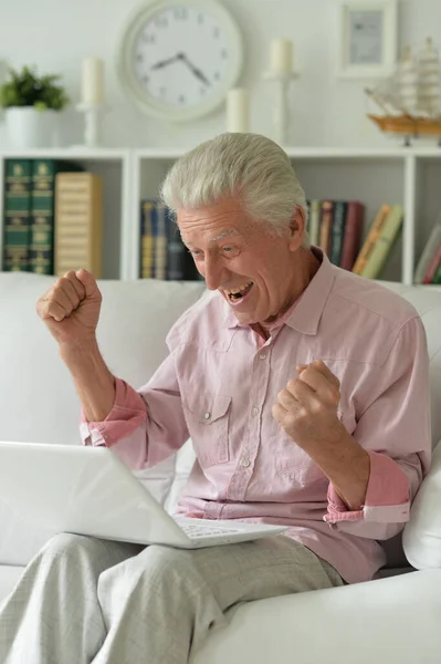 Uomo Anziano Che Utilizza Computer Portatile Casa — Foto Stock