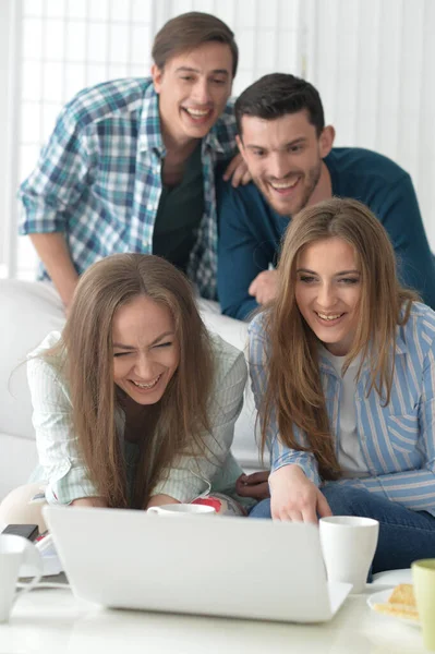 Grupo Jóvenes Sentados Mesa Con Portátil Sonriendo —  Fotos de Stock