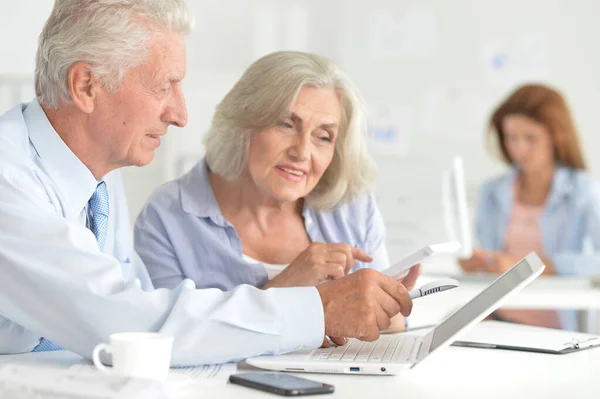 Pareja Ancianos Trabajando Juntos Oficina — Foto de Stock