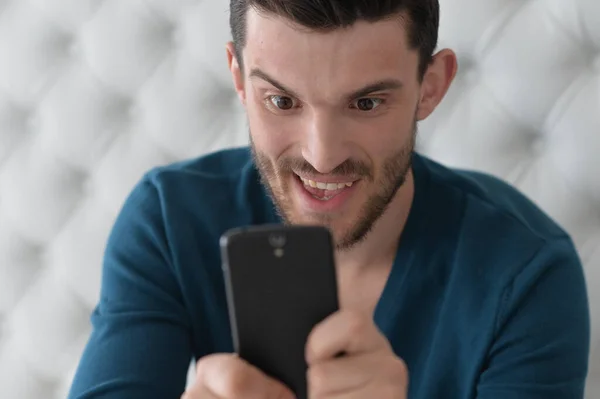 Schöner Junger Mann Mit Smartphone — Stockfoto