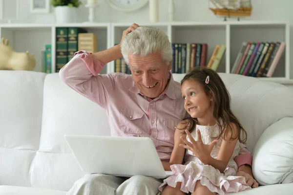 Mormor Och Barnbarn Använder Laptop Hemma — Stockfoto