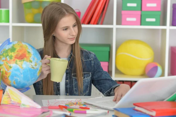 Flicka Med Tekopp Gör Hemma Arbete Med Bärbar Dator Hemma — Stockfoto