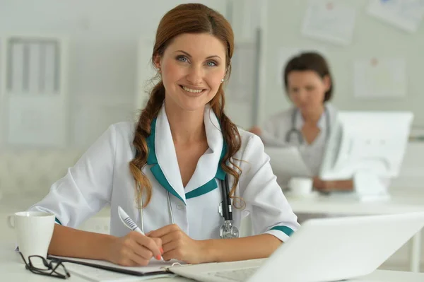 Retrato Uma Jovem Médica Com Laptop Hospital — Fotografia de Stock