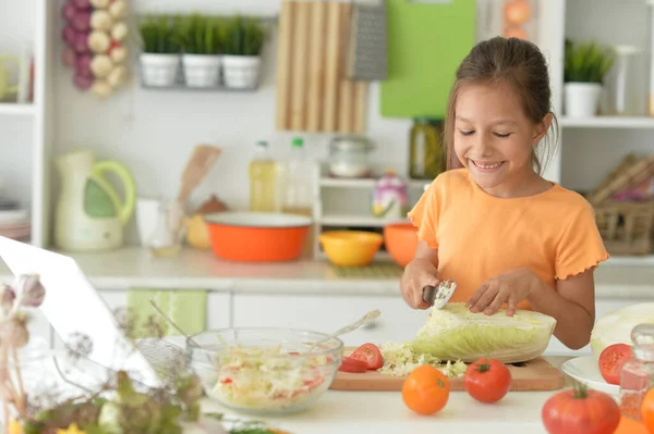 Nettes Mädchen Macht Salat Der Küche Und Benutzt Laptop — Stockfoto